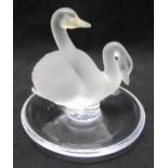 Lalique pin tray with frosted glass swan figurine, marks to the base, 8.5cm (h)