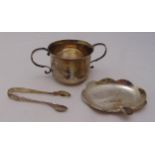 A Victorian hallmarked silver porringer with beaded double scroll handles, London 1894, a pair of