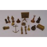 A quantity of brass miniature figurines to include an anchor, a fire screen and a seal (16)