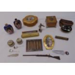 A quantity of collectables to include snuff bottles, jewellery caskets and miniature figurines (17)