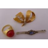 A quantity of gold jewellery to include a ring and two brooches, approx total weight 15.1g