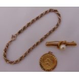 A quantity of 9ct gold jewellery to include a Pisces pendant, a brooch set with a pearl and a rope