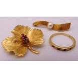 A quantity of 18ct gold jewellery to include two brooches and a ring, approx total weight 14.0g