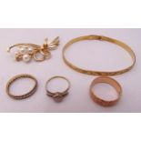 A quantity of 9ct gold jewellery to include three rings, a bracelet and a brooch, approx total