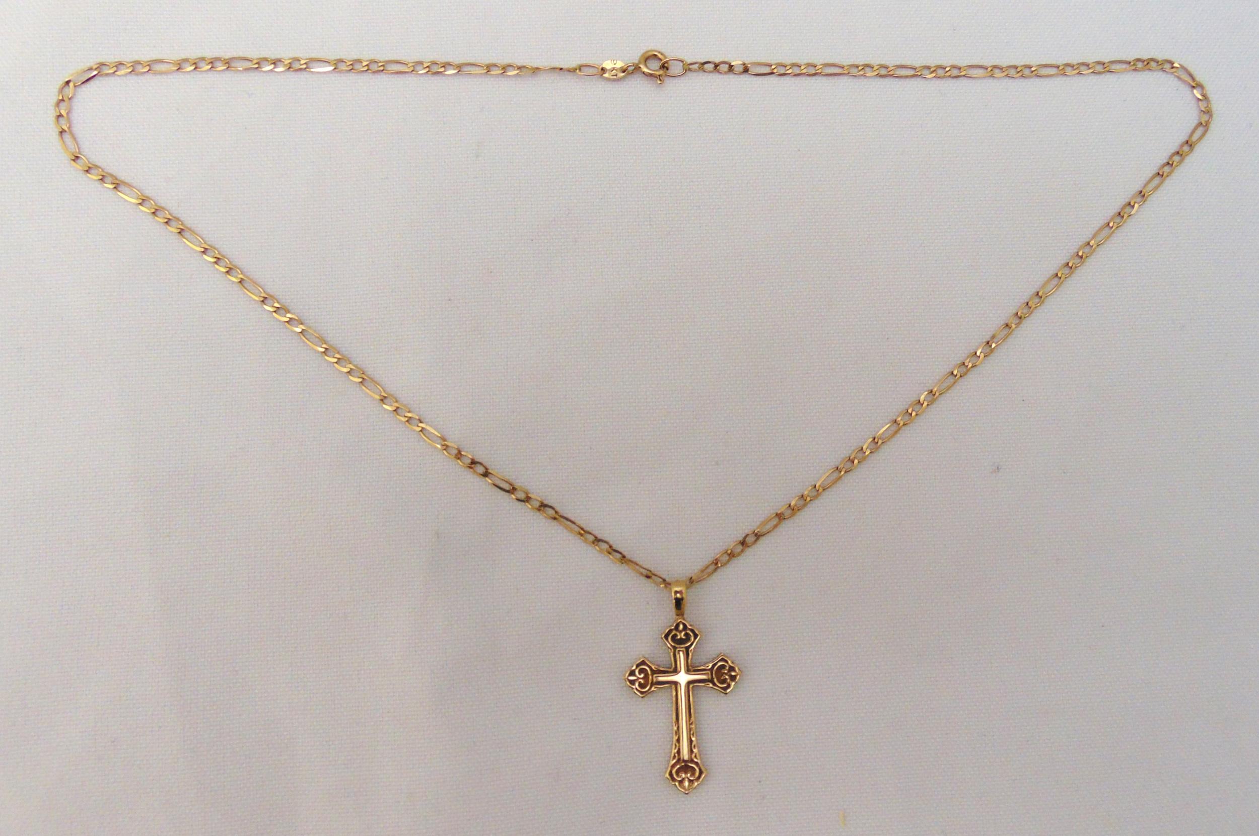 9ct yellow gold chain with a 9ct yellow gold crucifix, approx total weight 4.3g