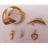 A quantity of 9ct gold jewellery to include two brooches, a heart shaped pendant and two charms,