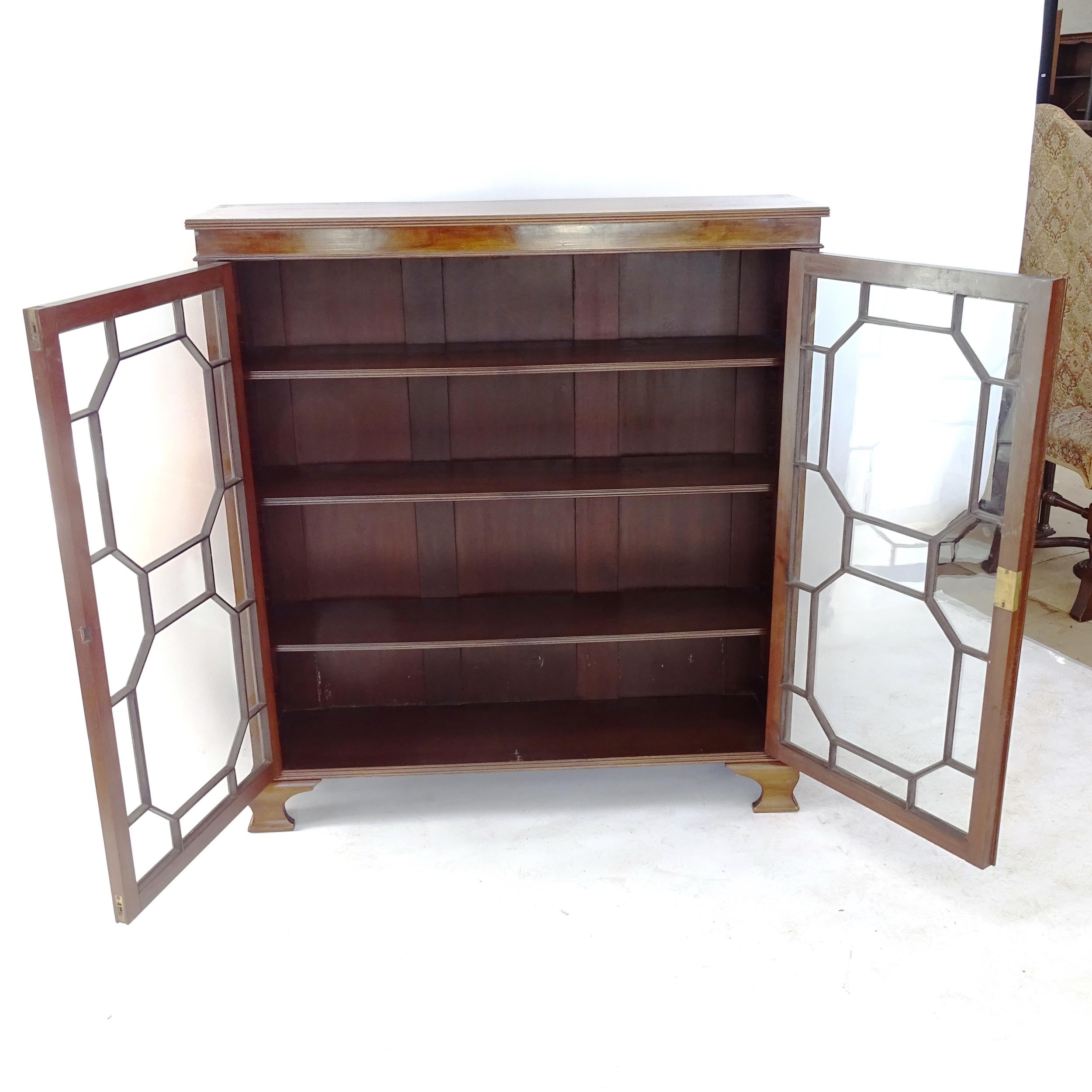 A reproduction mahogany 2-door bookcase, with glazed panelled doors, and 3 adjustable shelves, - Bild 2 aus 2