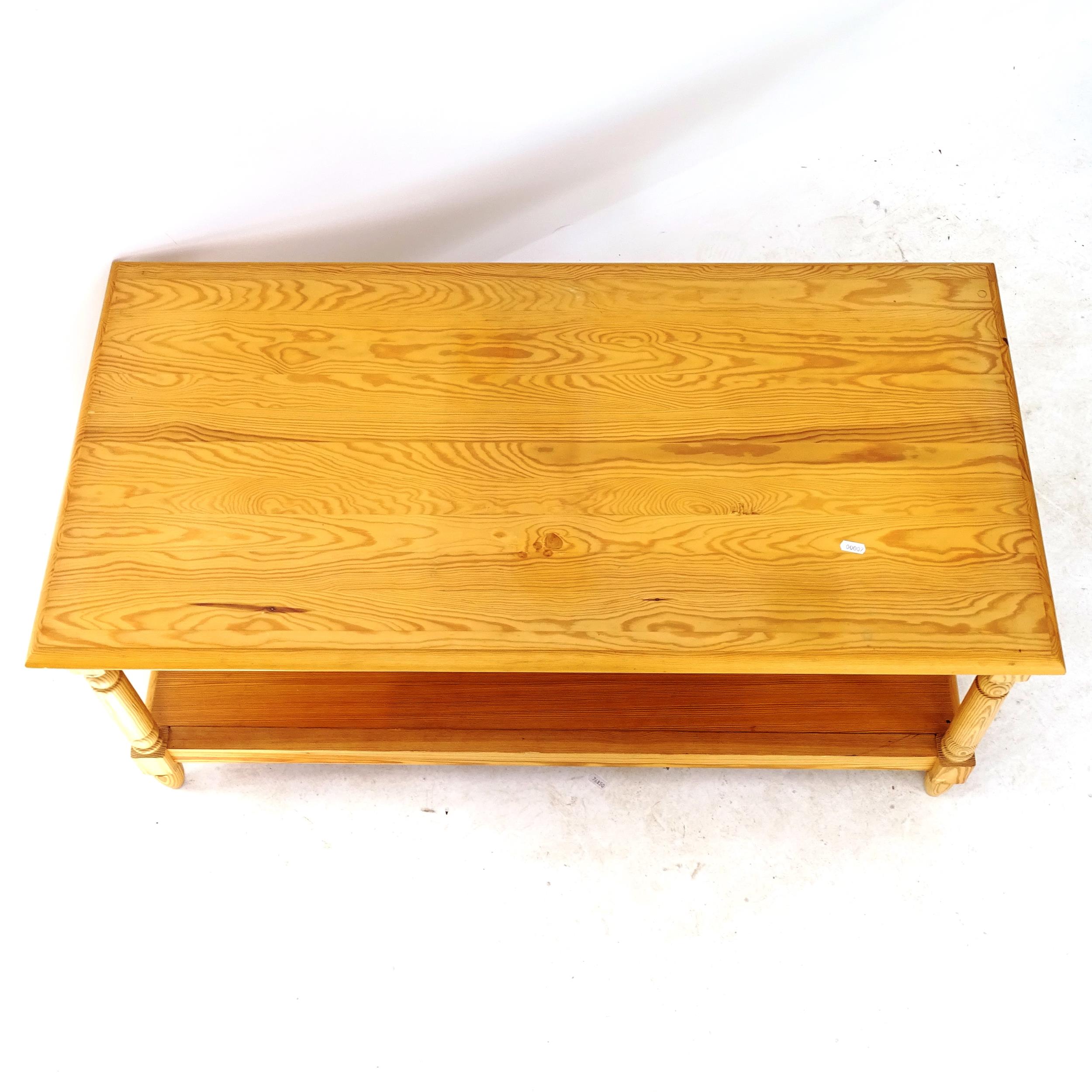 A modern pine 2-tier coffee table, on turned legs, L106cm, H46cm, D54cm - Bild 2 aus 2