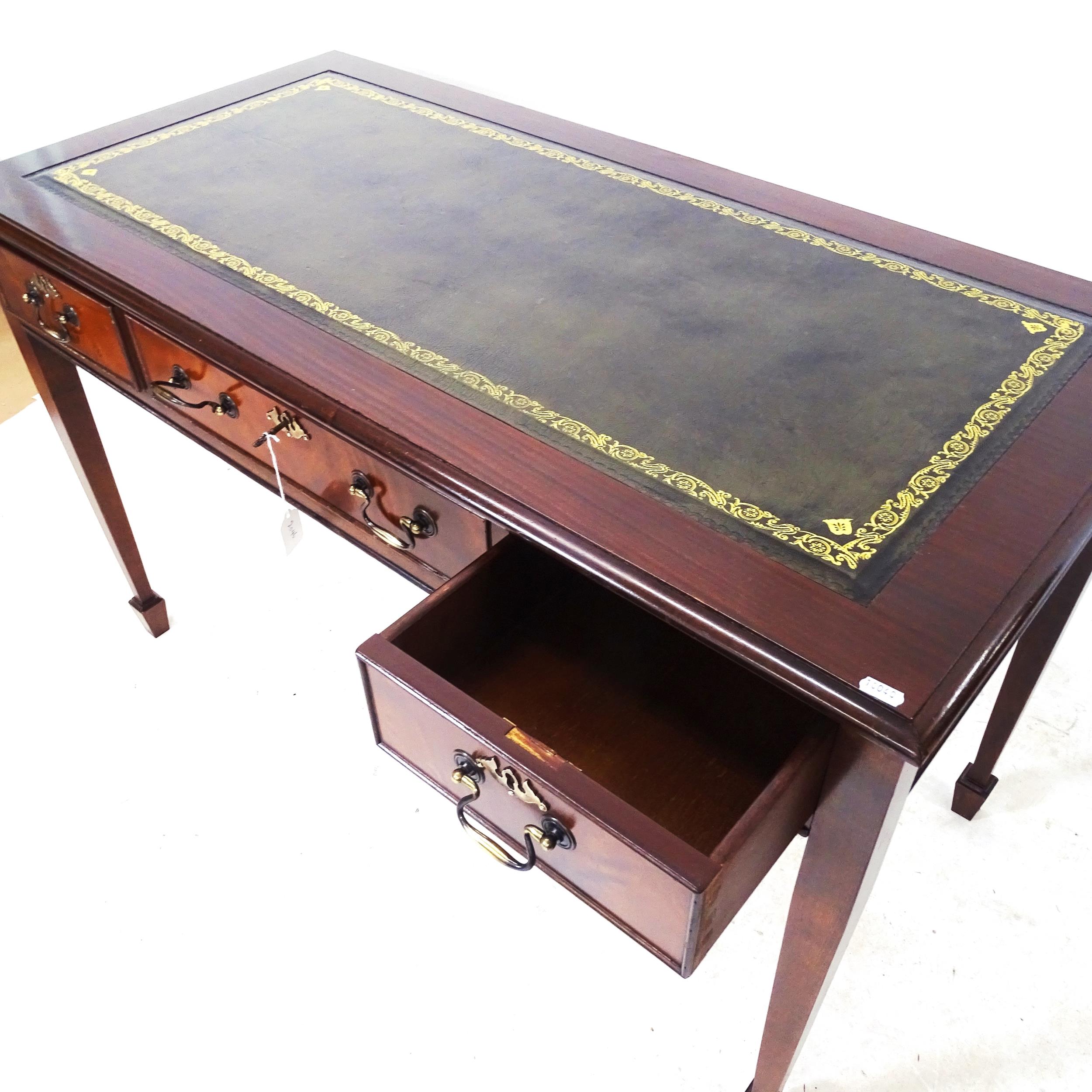 A reproduction mahogany writing table, with an inset green leather skiver, 3 frieze drawers, on - Bild 2 aus 2