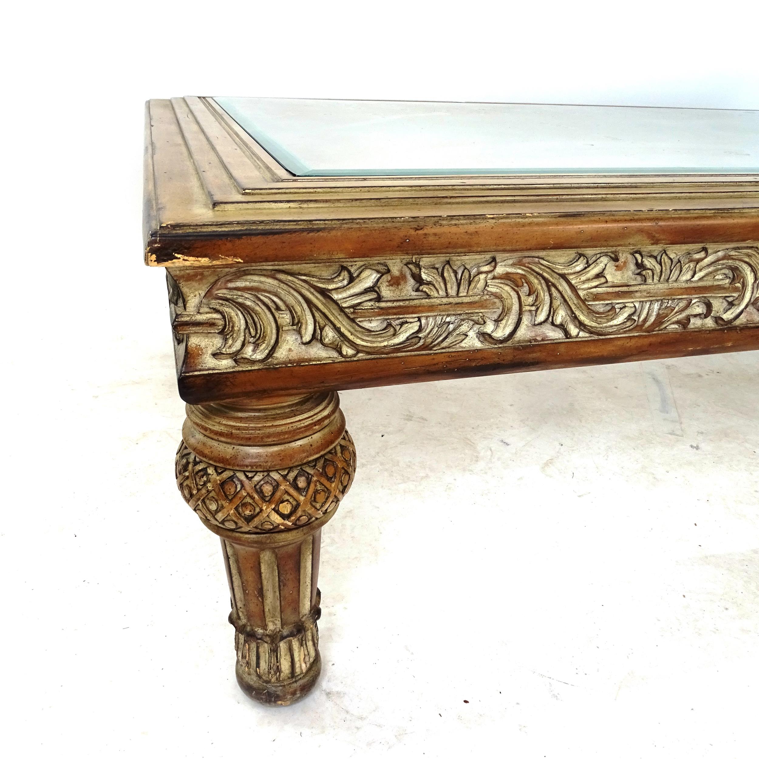 An American rectangular coffee table with central glass top, carved frieze, on turned legs, - Bild 2 aus 2