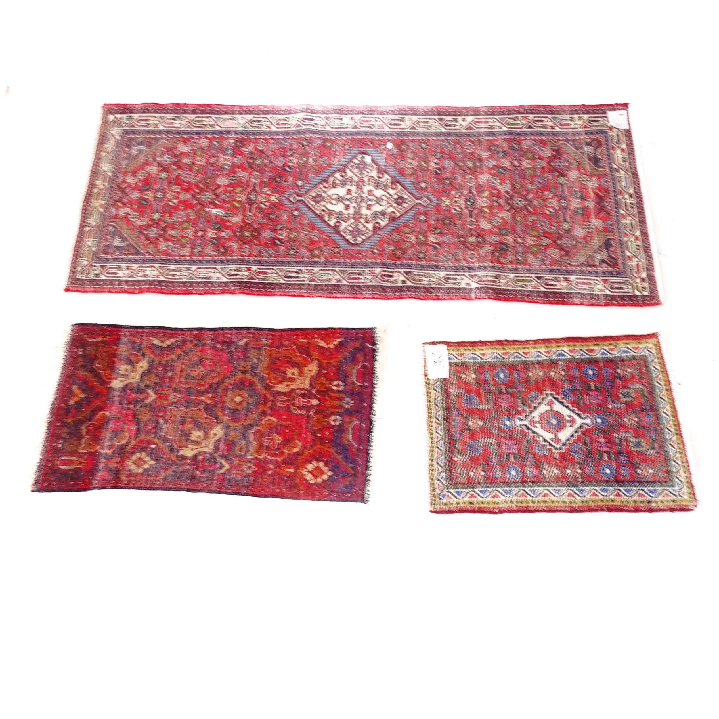 A red ground Hamadan runner, 192cm x 83cm, and 2 red ground mats (3) - Image 2 of 2