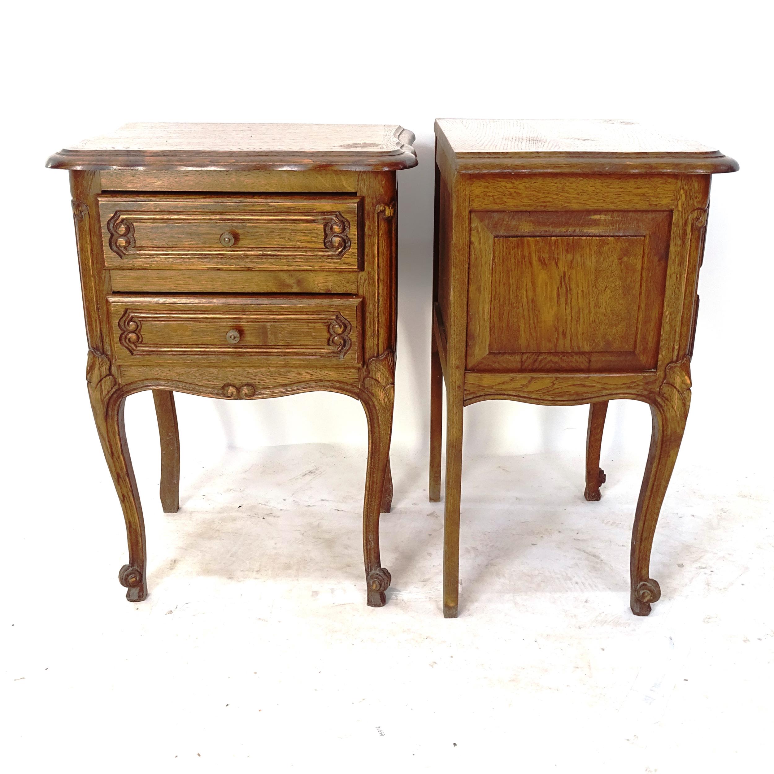 A pair of French oak bedside tables with 2 drawers, W47cm, H67cm, D35cm - Bild 2 aus 2