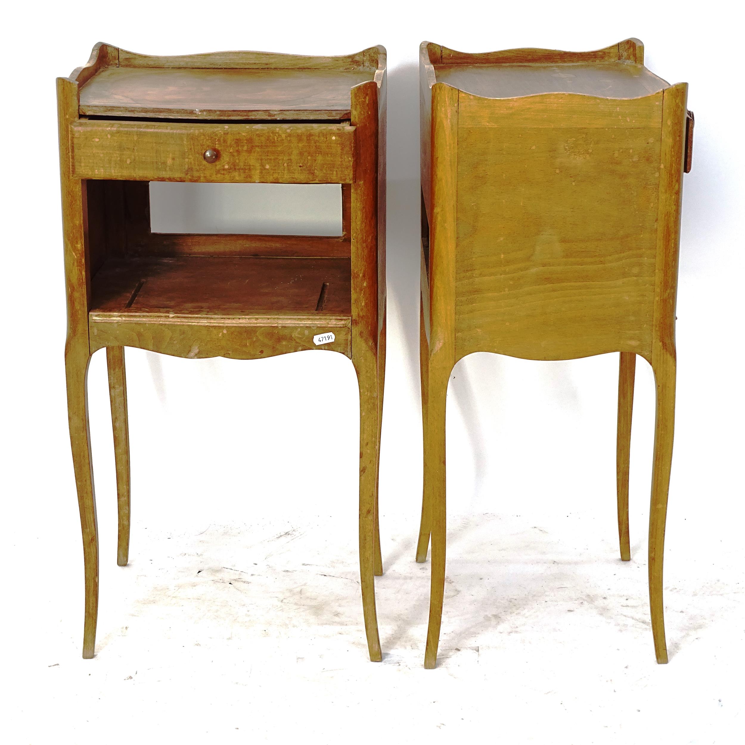 A pair of French walnut bedside pot cupboards, with single frieze drawer - Bild 2 aus 2