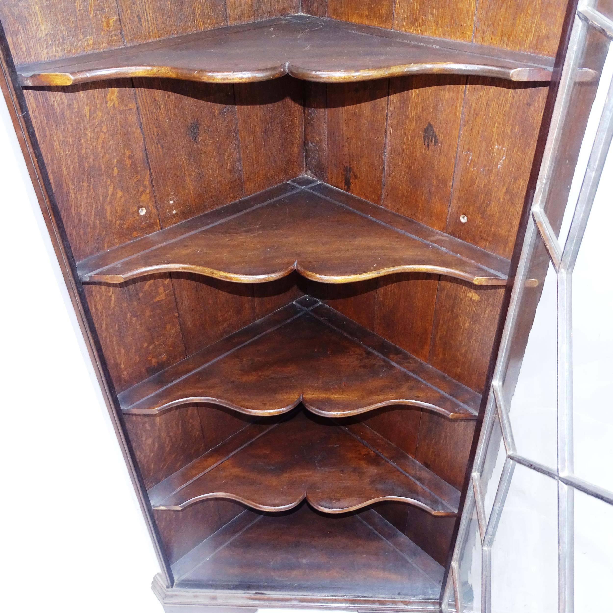 An Edwardian mahogany corner display cabinet, with single lattice-glazed door, on bracket feet, - Bild 2 aus 2