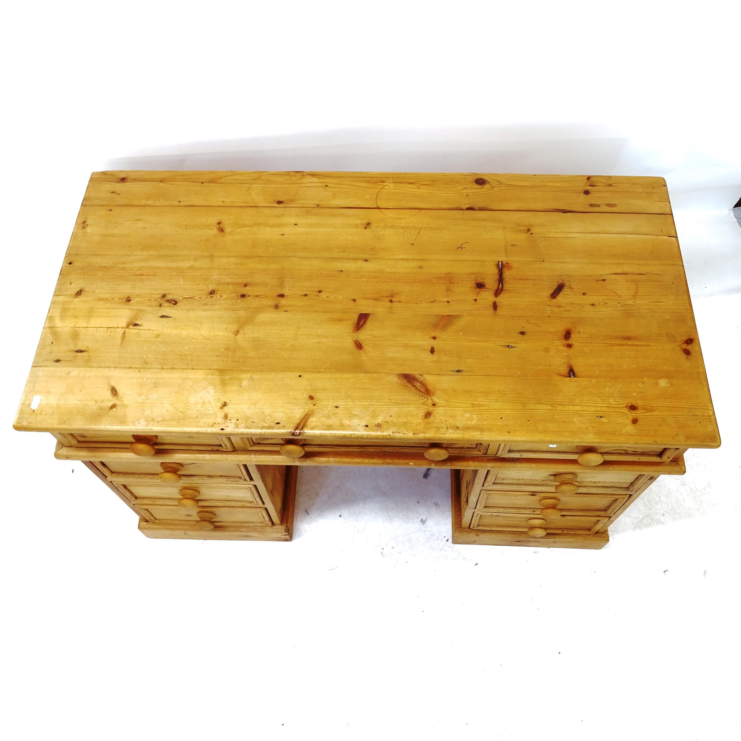 A polished pine pedestal desk with 9 drawers, W121cm, H77cm, D60cm - Bild 2 aus 2