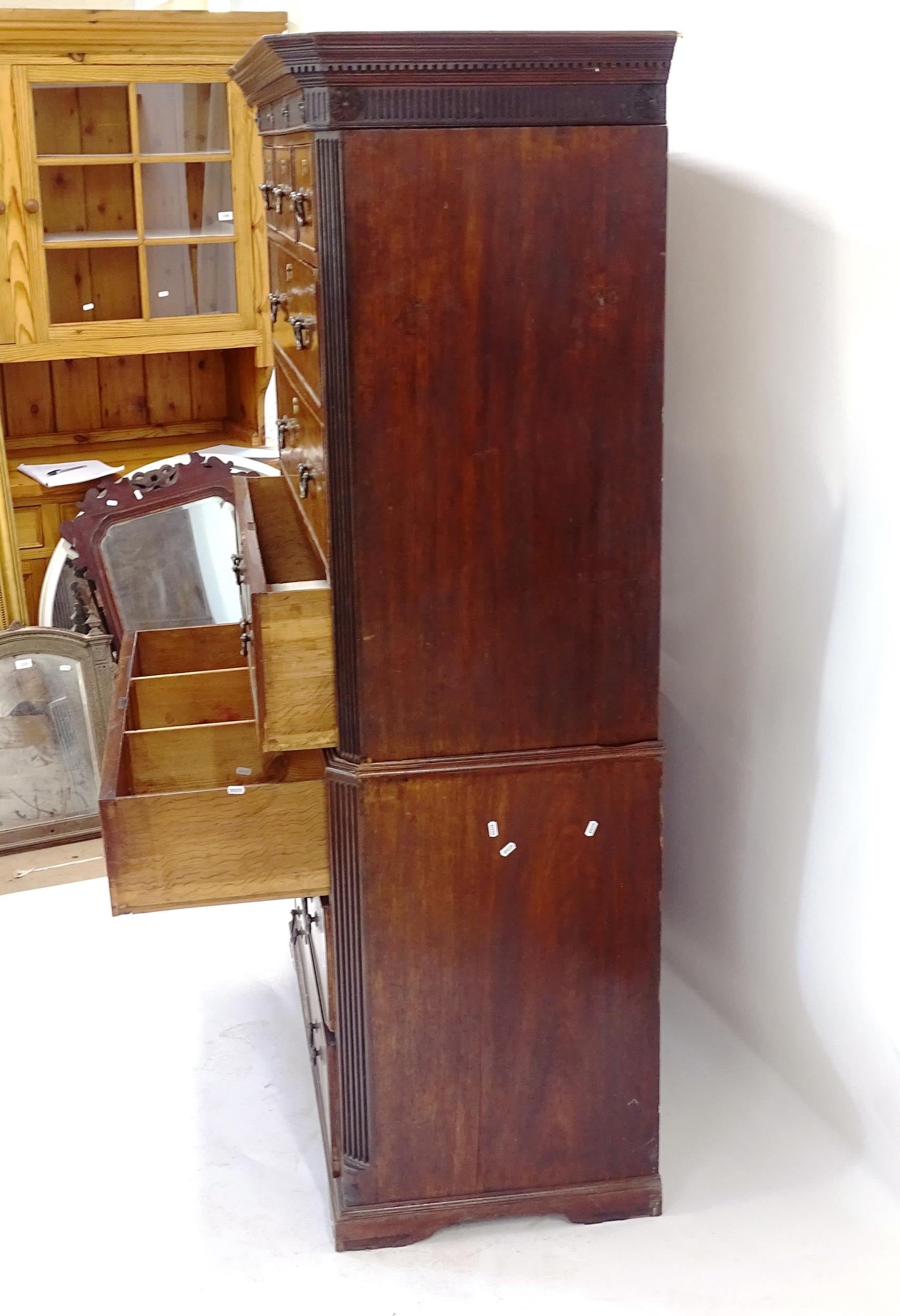 A Georgian mahogany 2-section chest on chest, with 3 short and 6 long drawers, on bracket feet, - Bild 2 aus 2