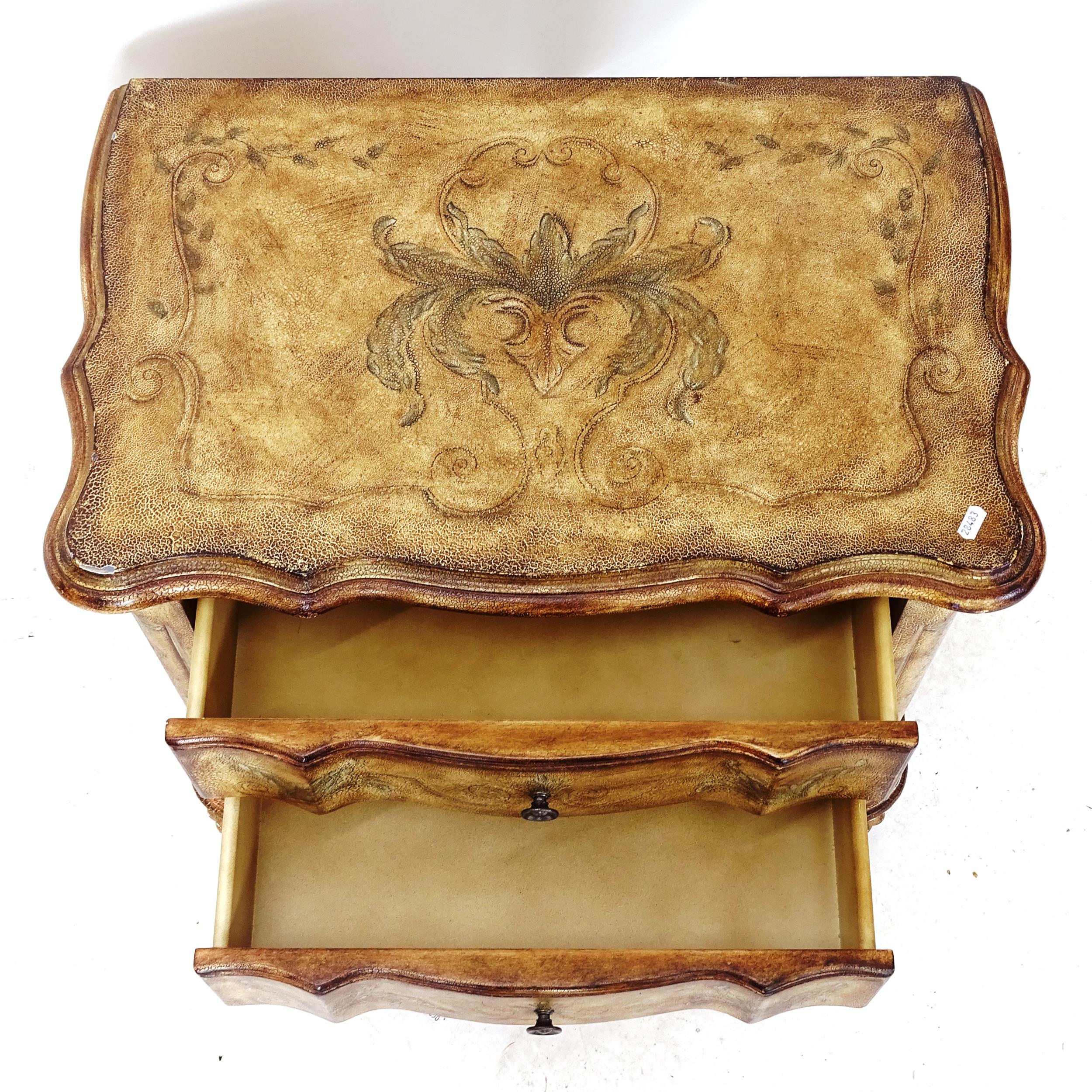 An American painted serpentine-front 3-drawer chest, on melon feet, W70cm, H64cm, D44cm - Bild 2 aus 2