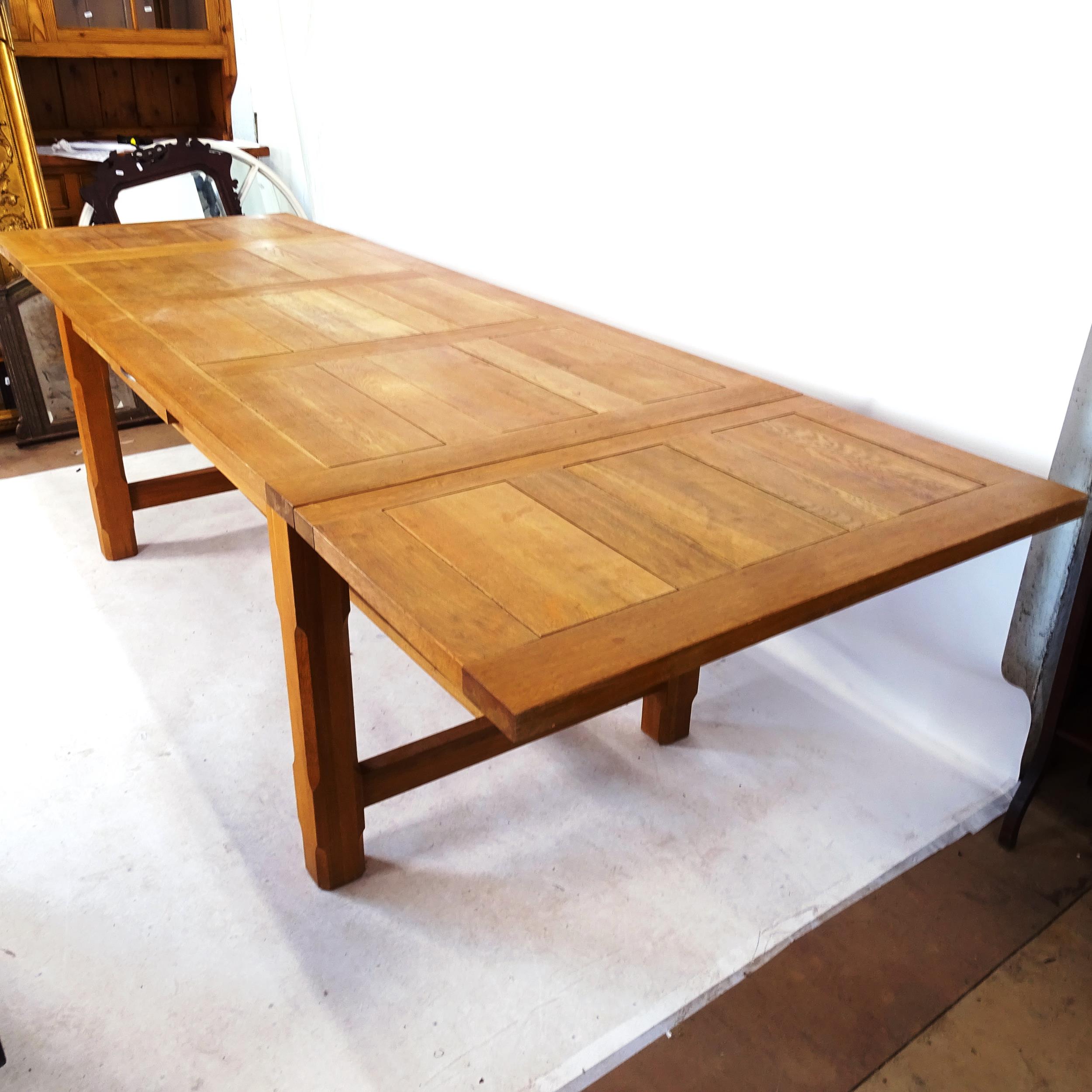 A large solid oak dining table, with 2 spare leaves, on H-shaped stretcher with single frieze - Bild 2 aus 2