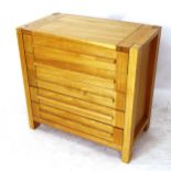 A modern solid oak 5-drawer chest, W91cm, H89cm, D52cm