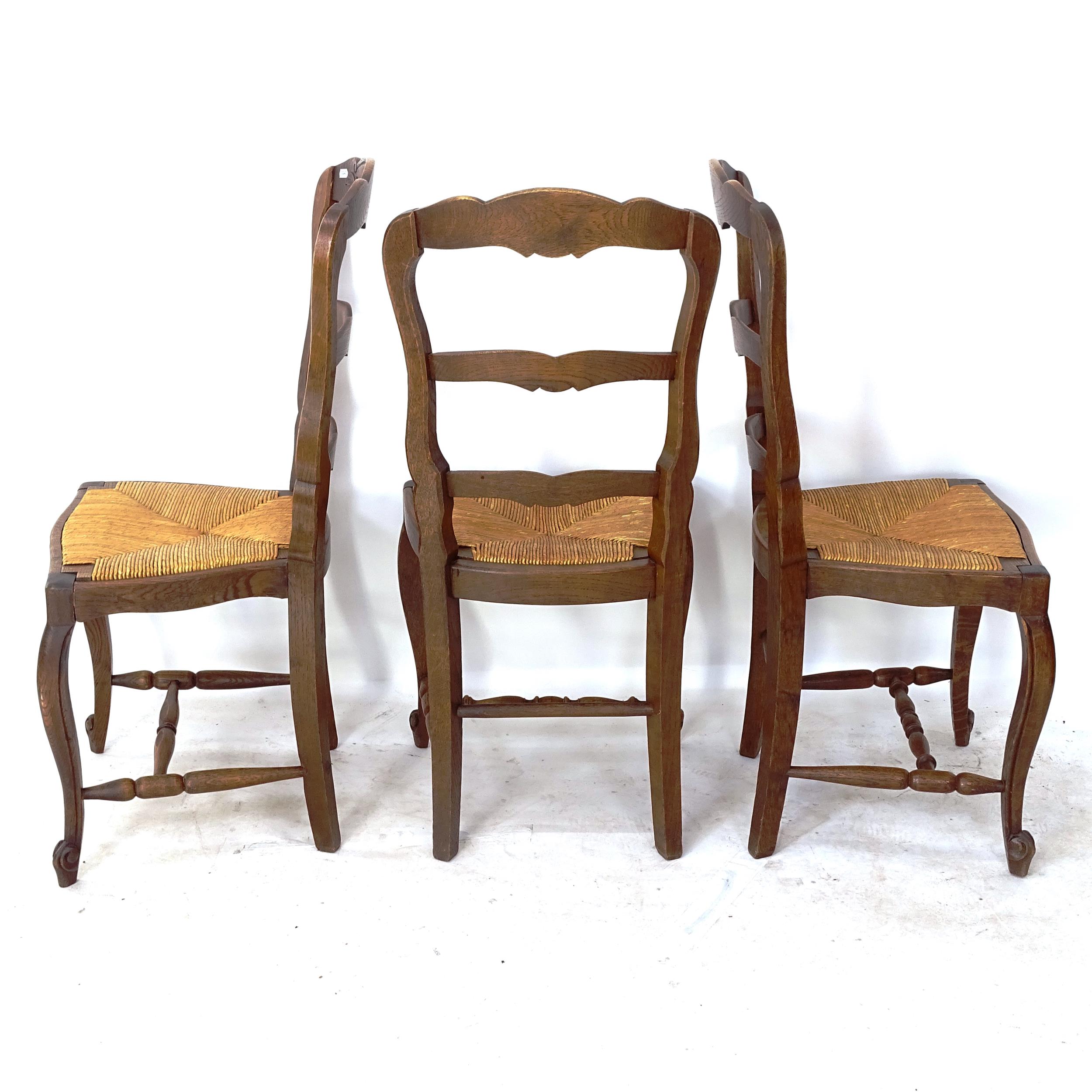 A set of 6 French carved oak ladder-back rush-seated dining chairs - Bild 2 aus 2