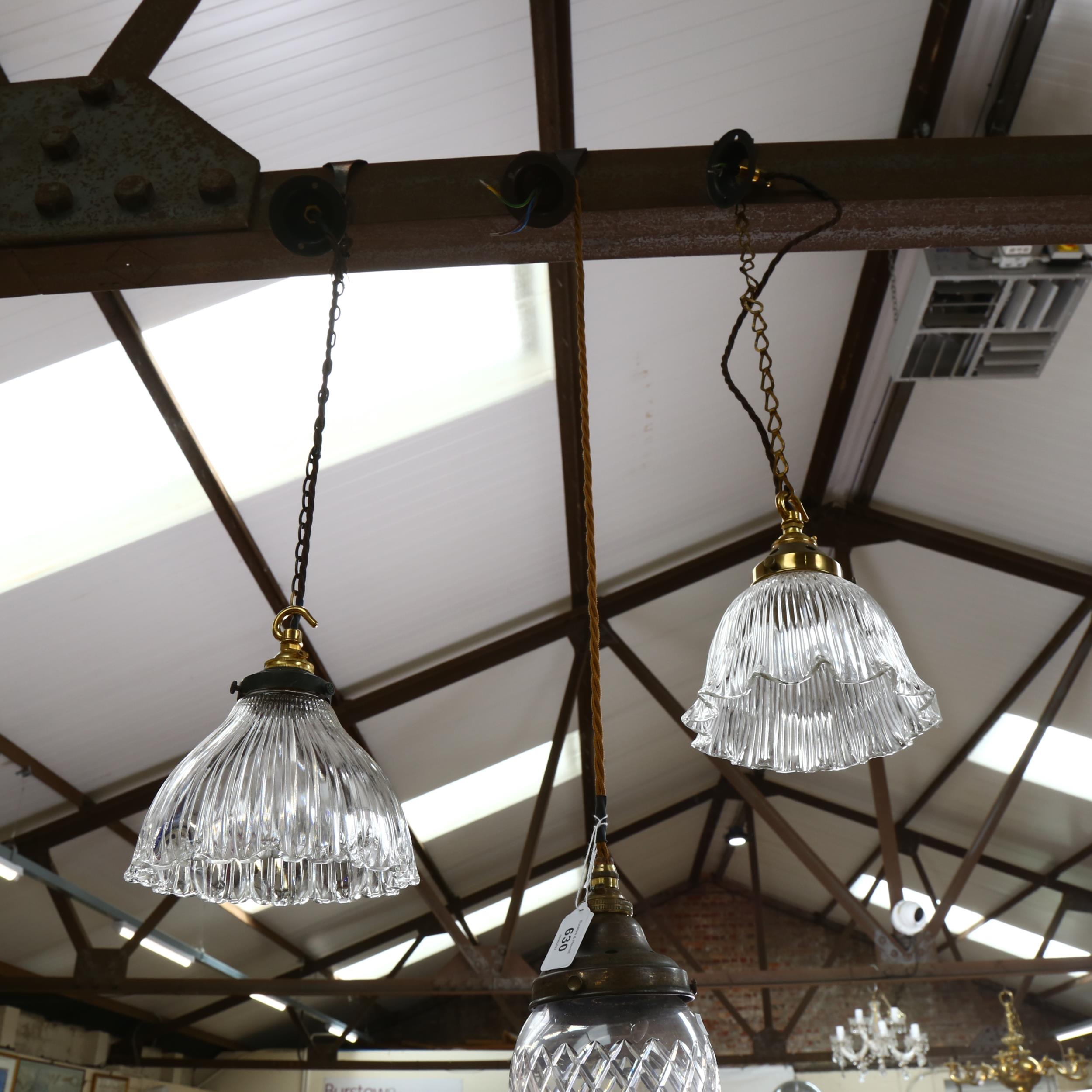 Vintage cut-glass and brass pendant light fitting, 2 hanging moulded glass light shades with - Image 2 of 2