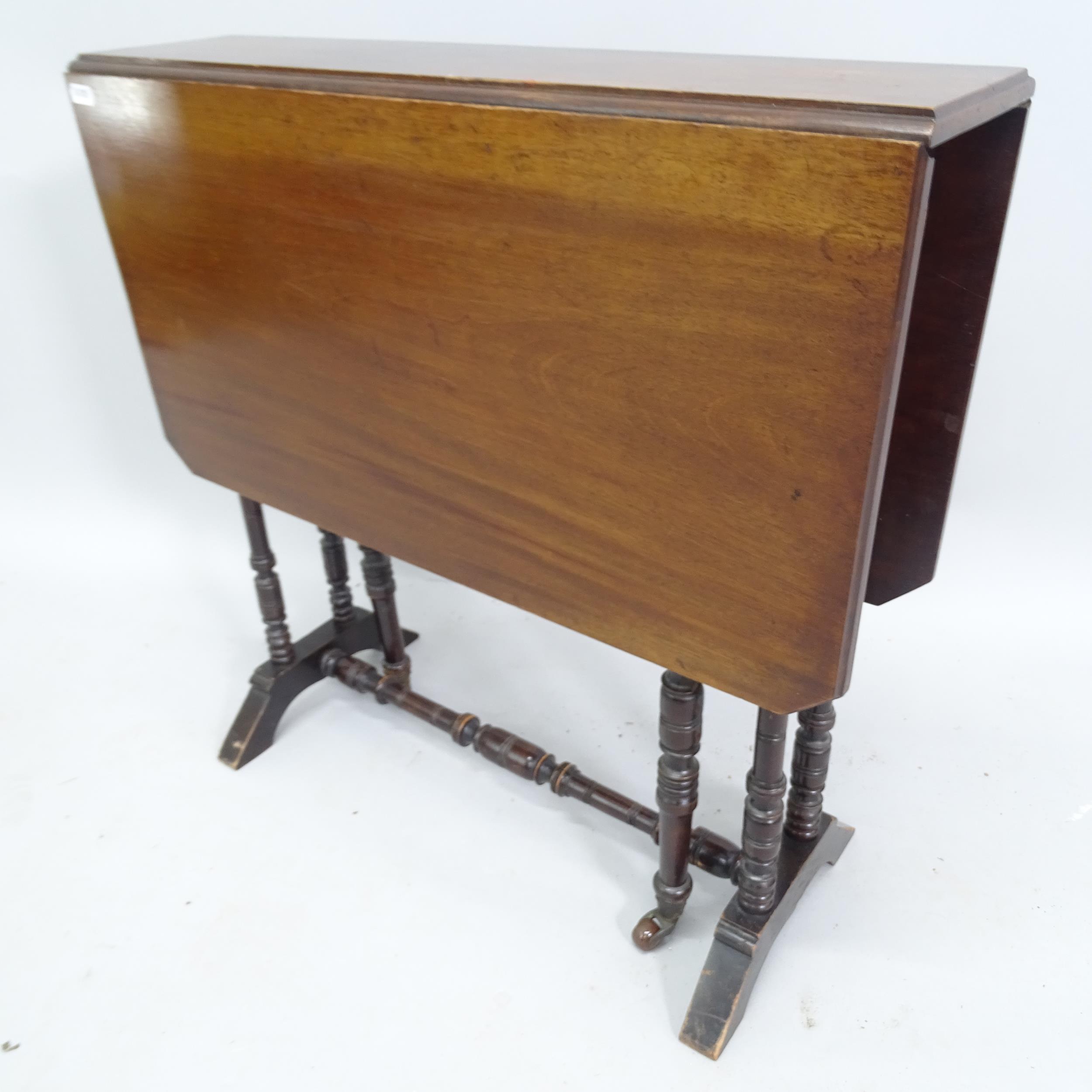 A Victorian mahogany Sutherland table, 61cm x 60cm x 16cm