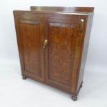 A 1930s oak 2-door cabinet, 94cm x 112cm x 35cm