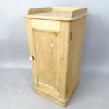 A Victorian pine bedside cupboard, 39cm x 78cm x 37cm