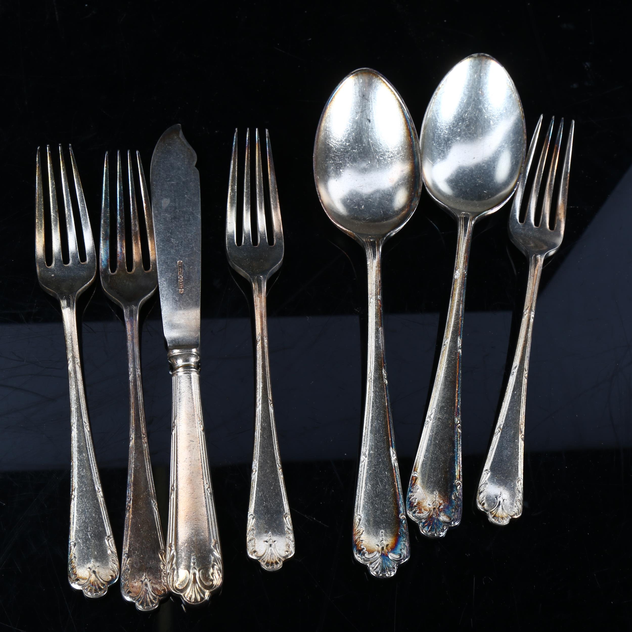 ROBERTS & BELK LTD - a suite of silver plated cutlery, including fish servers and 2 serving spoons - Bild 2 aus 2