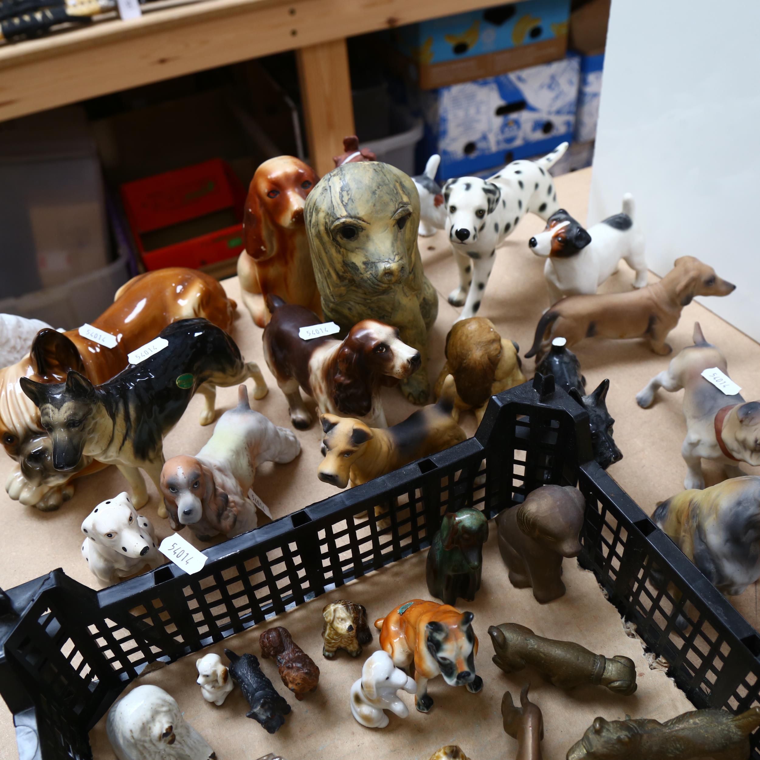 A large quantity of ceramic and metal dog ornaments, including Beswick, Wade Whimsies, Tremar etc - Bild 2 aus 2