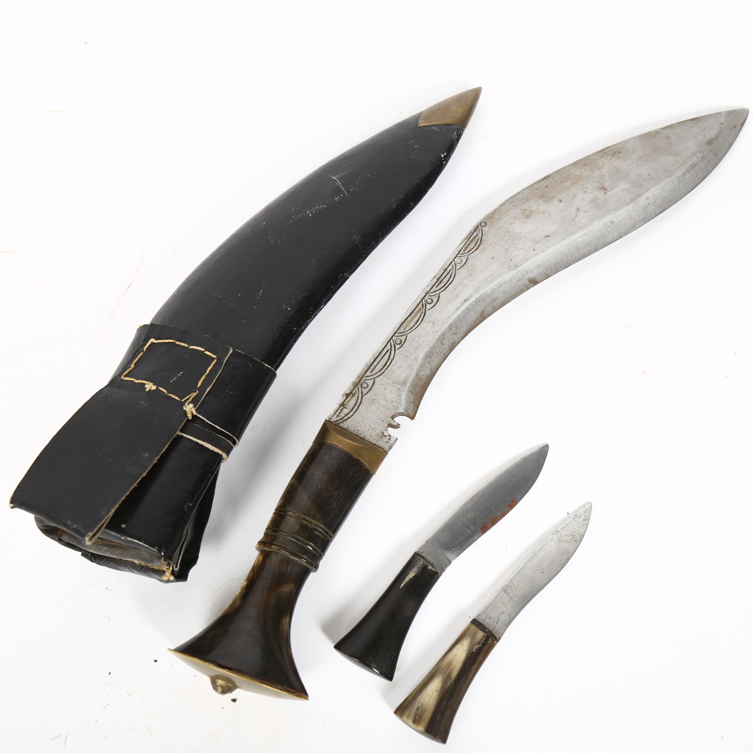 An Indian kukri knife and scabbard, with miniature knives and bone handles, blade length 28cm - Bild 2 aus 2