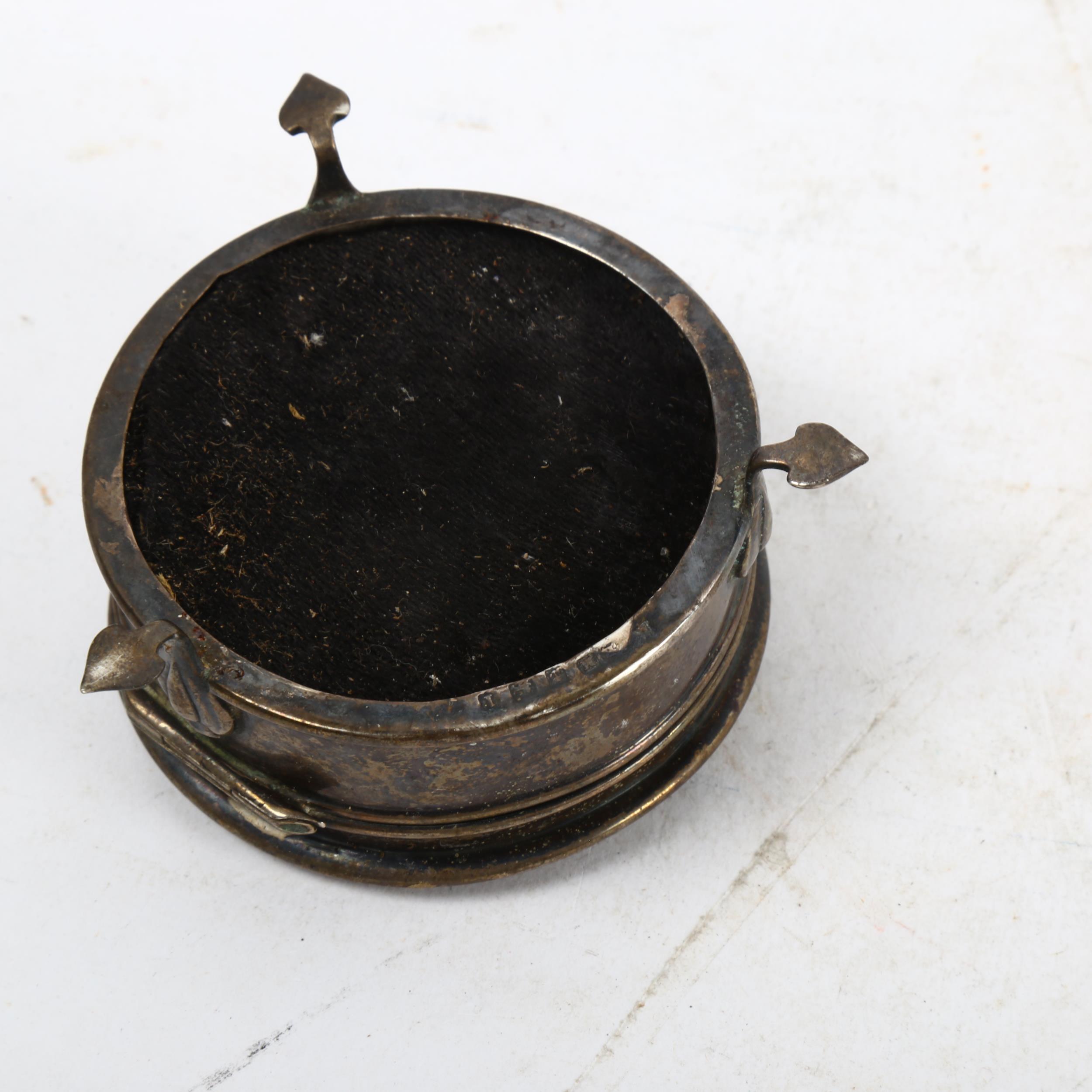 An early 20th century circular silver trinket box, with presentation inscription - Bild 2 aus 2