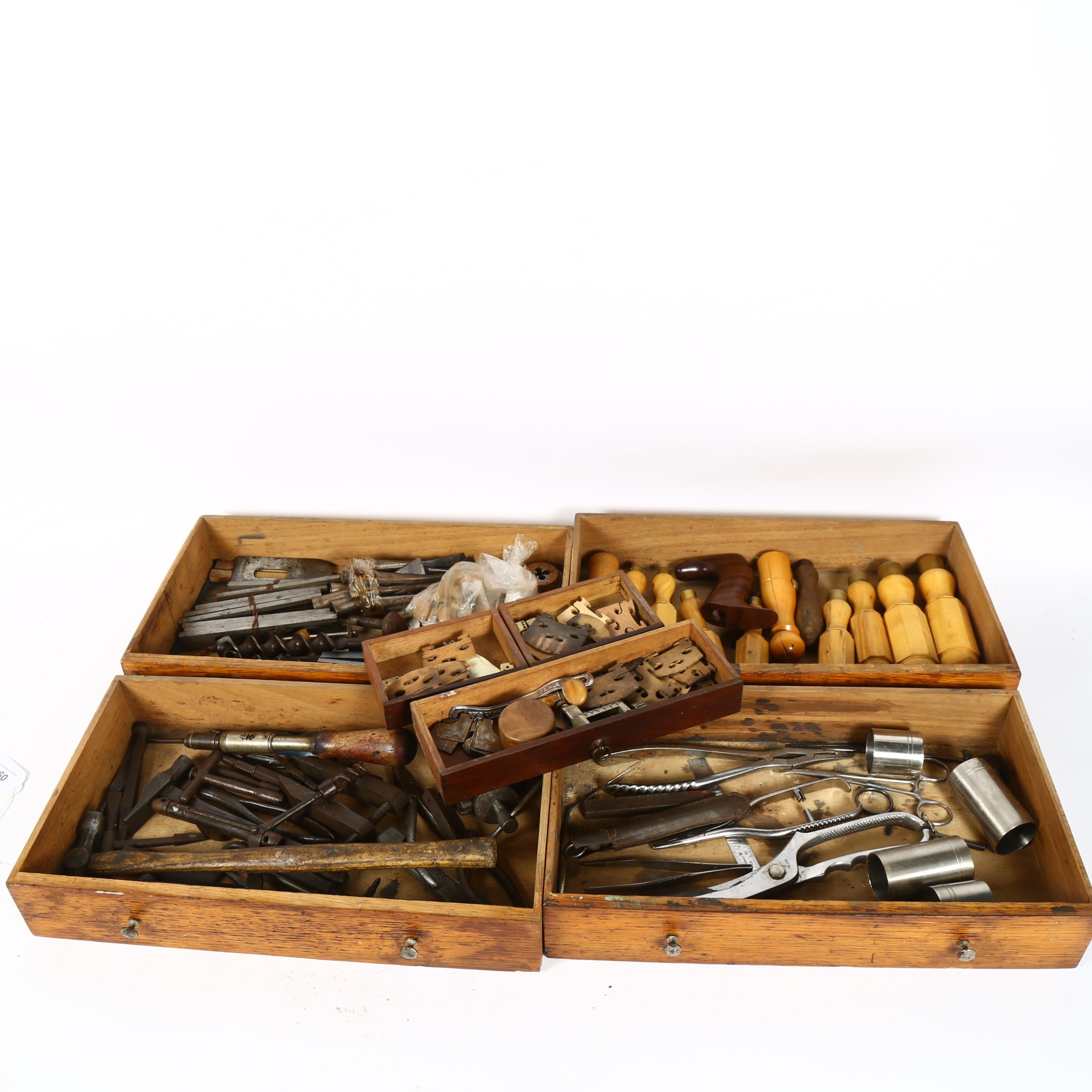 A stained oak carpenter's table-top chest of drawers, filled with various tools, drill bits, - Bild 2 aus 2