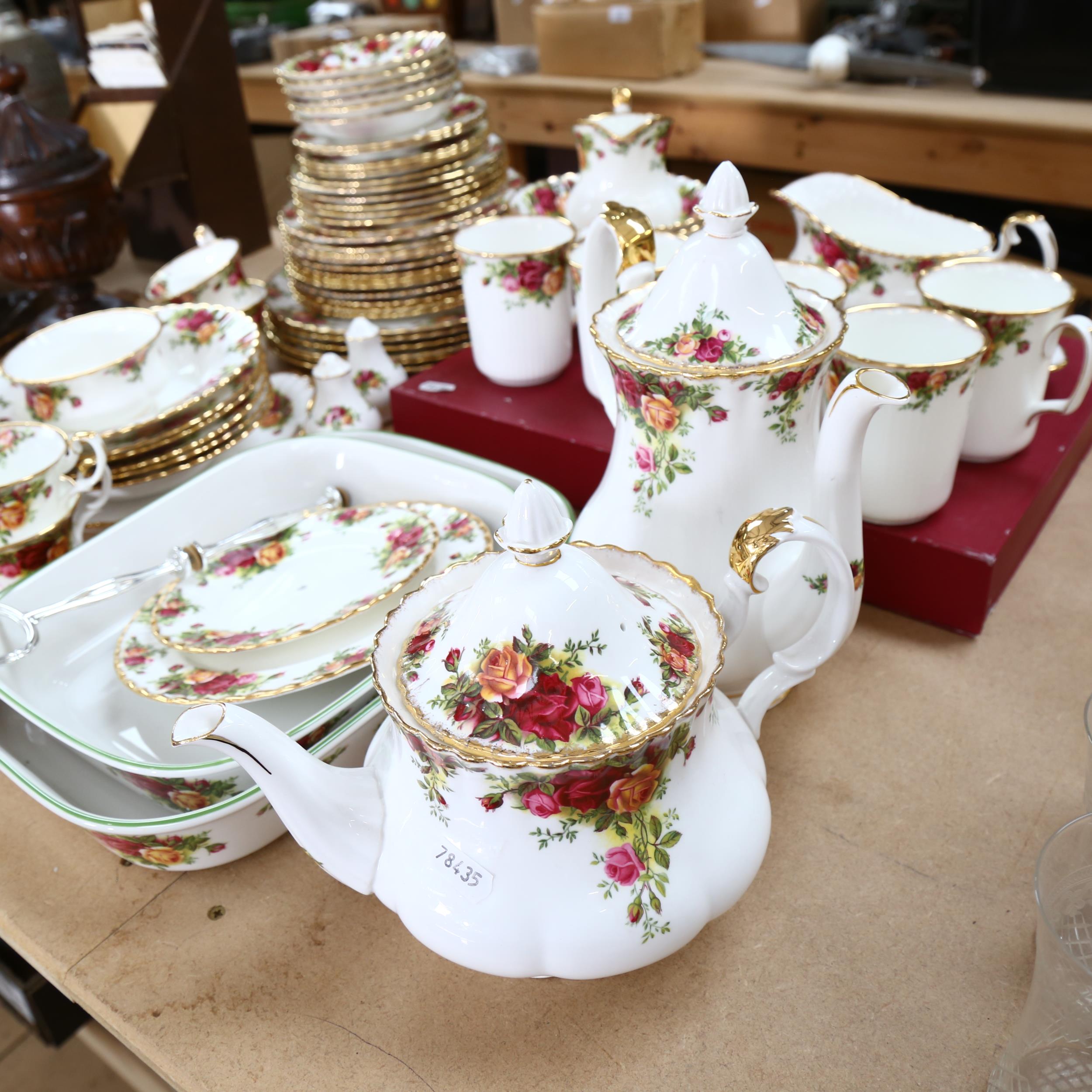 A part-service of Royal Albert Old Country Roses tea and dinnerware, to include teapot, coffee - Bild 2 aus 2