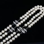 CHANEL - a long pearl CC Monogram necklace, length 80cm, with bag