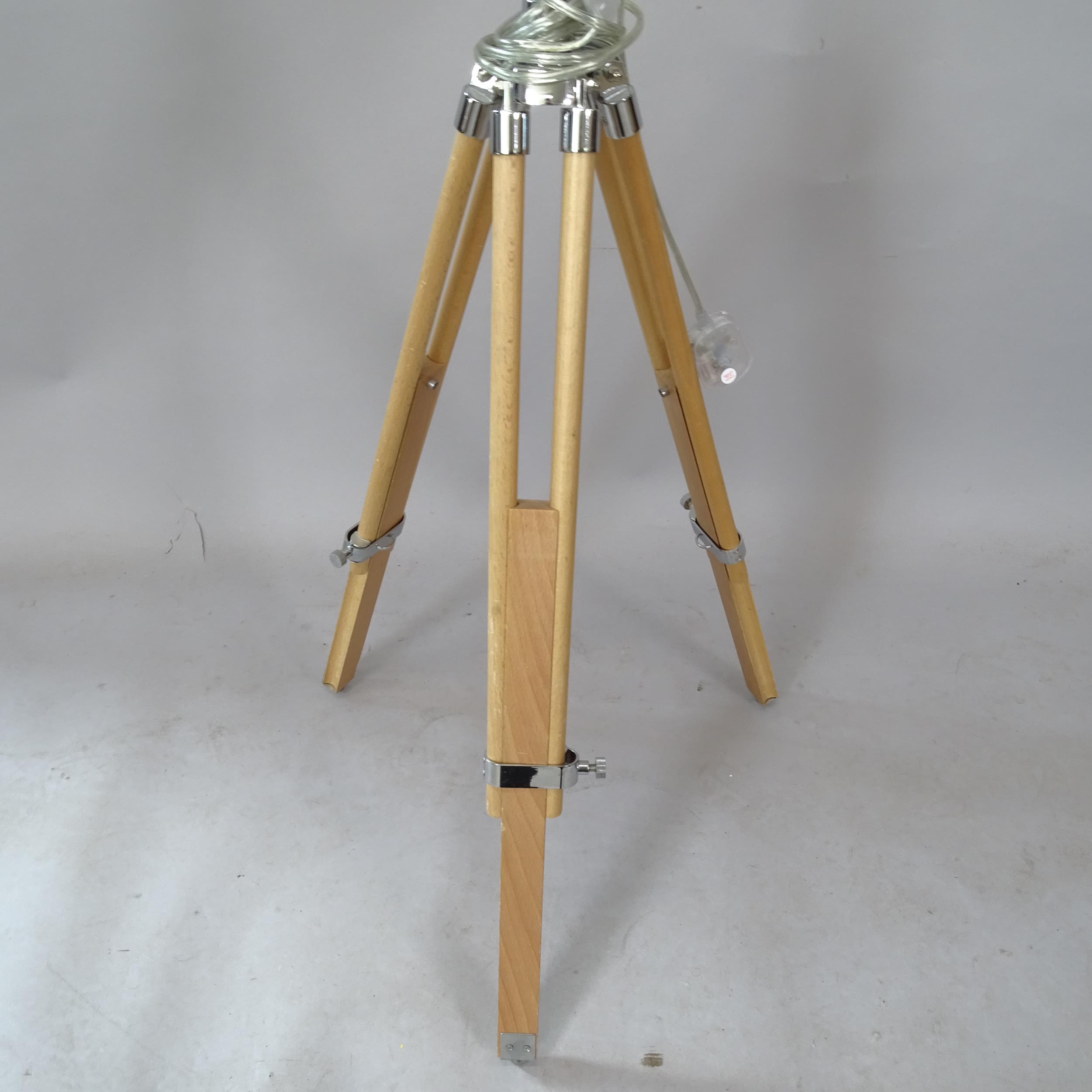 A contemporary telescopic floor lamp on tripod base - Image 2 of 2