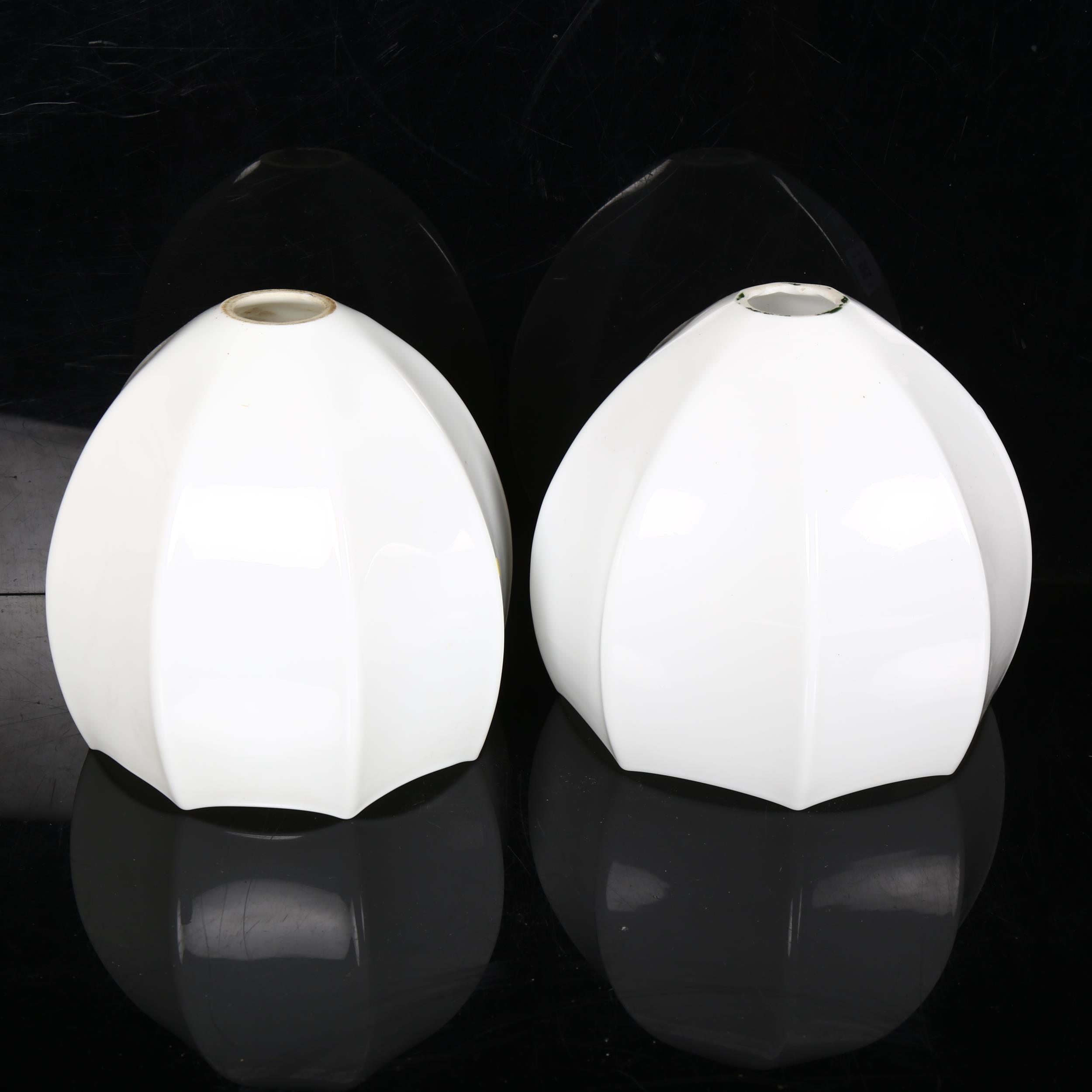 A pair of milk glass table lamps, height 16cm