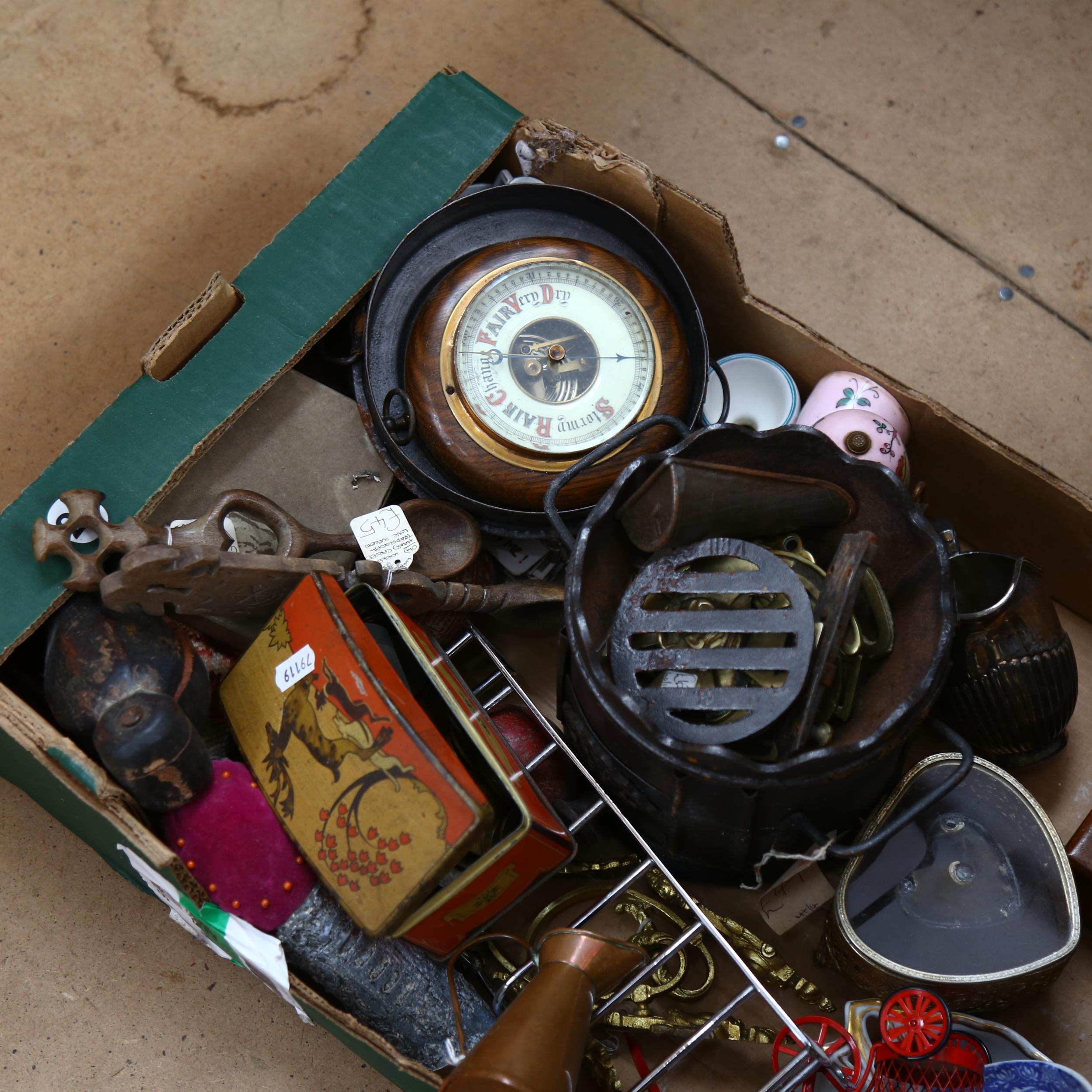 Cast-iron stove, aneroid barometer, mid-century shower bath shelf, loving spoons, horse brasses - Bild 2 aus 2