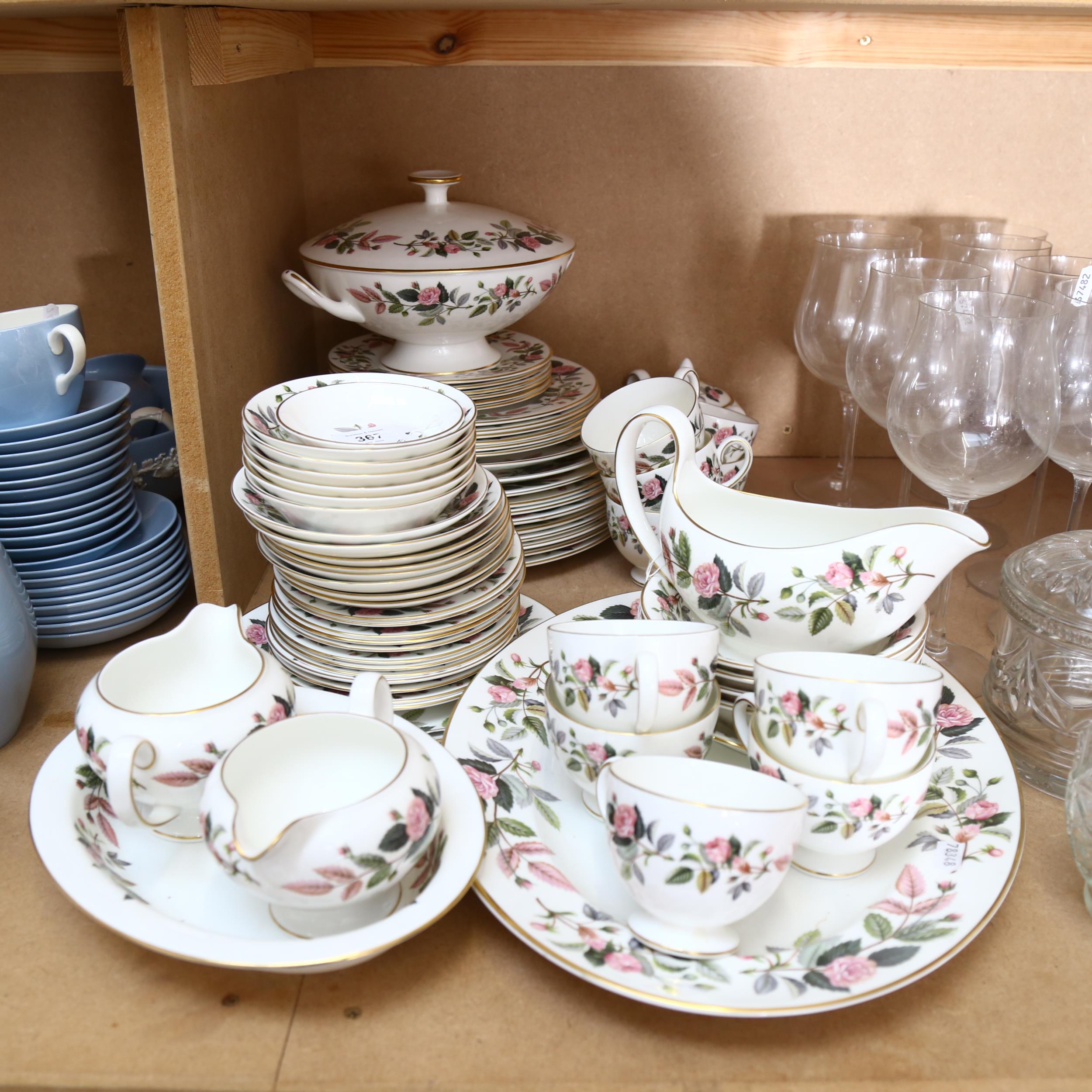 Extensive Wedgwood dinner service and matching tea set, including jugs, sugar bowl and meat plate,