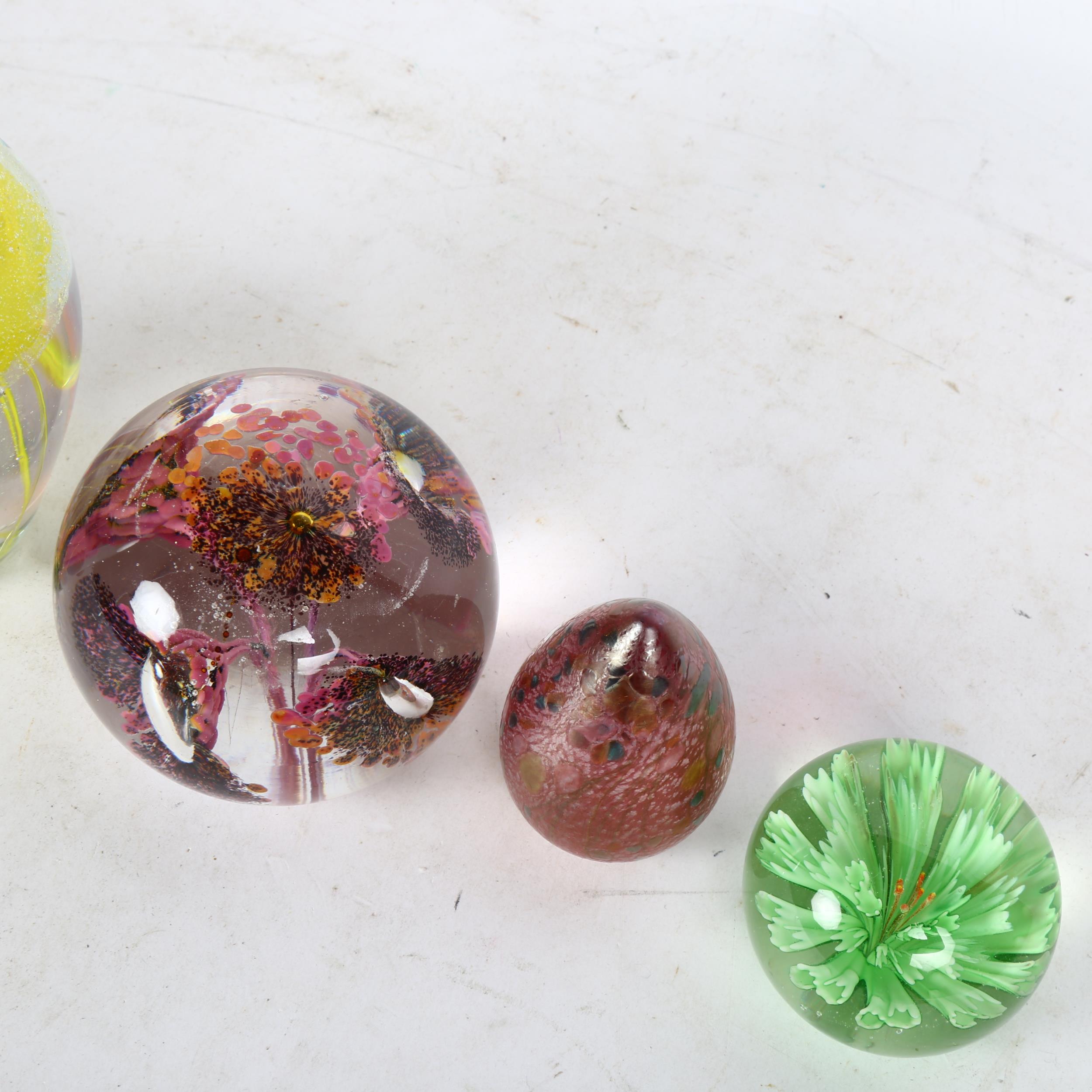 5 decorative glass paperweights, tallest 11cm - Bild 2 aus 2