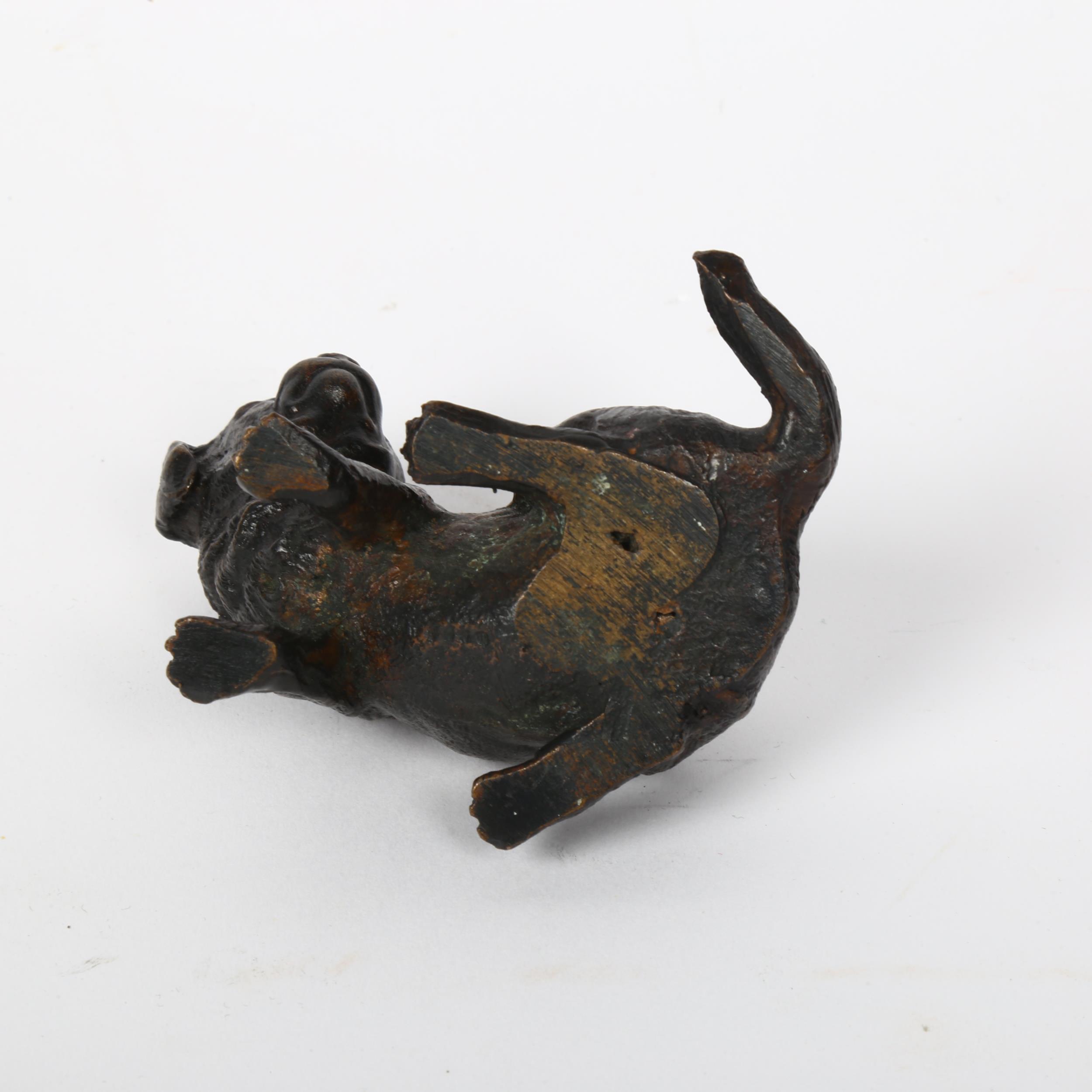 A small patinated bronze figural dog sculpture, indistinctly signed, height 6cm - Bild 2 aus 2