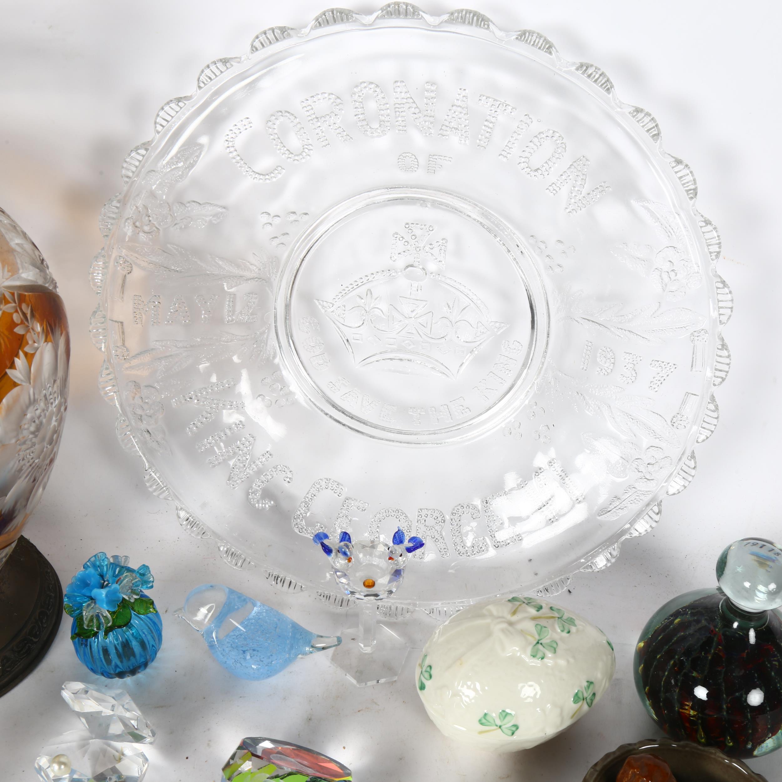 Amber overlay crystal vase on plinth, 26cm, glass paperweights, Belleek egg box, 1937 Coronation - Bild 2 aus 2