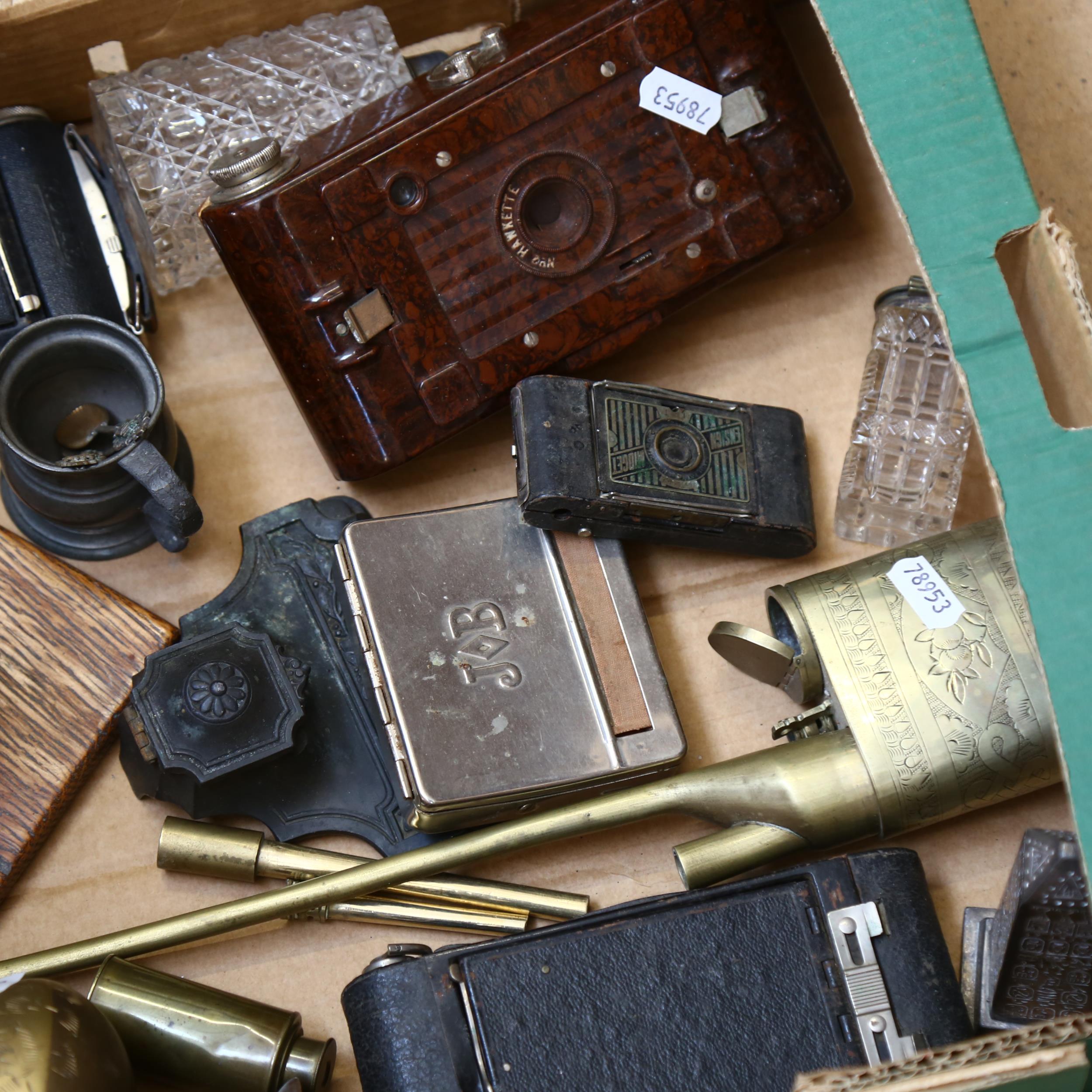 An Oriental brass opium pipe, oak-framed barometer, folding cameras, desk stand, and Uncle Tom's - Bild 2 aus 2