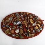 A tray of various gilt-metal mother-of-pearl and other brooches