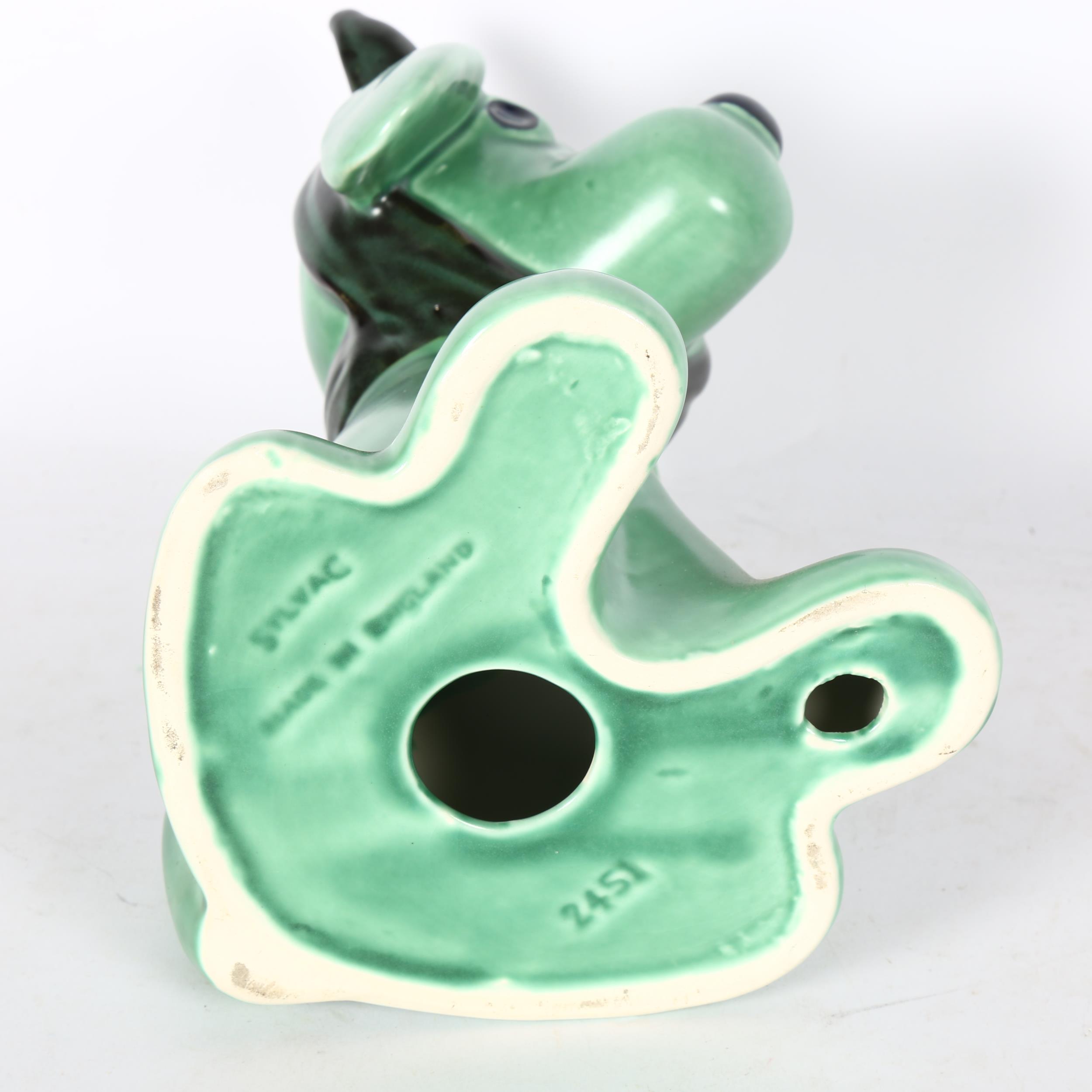 A Sylvac green pottery dog with toothache, 2451, 26cm - Bild 2 aus 2