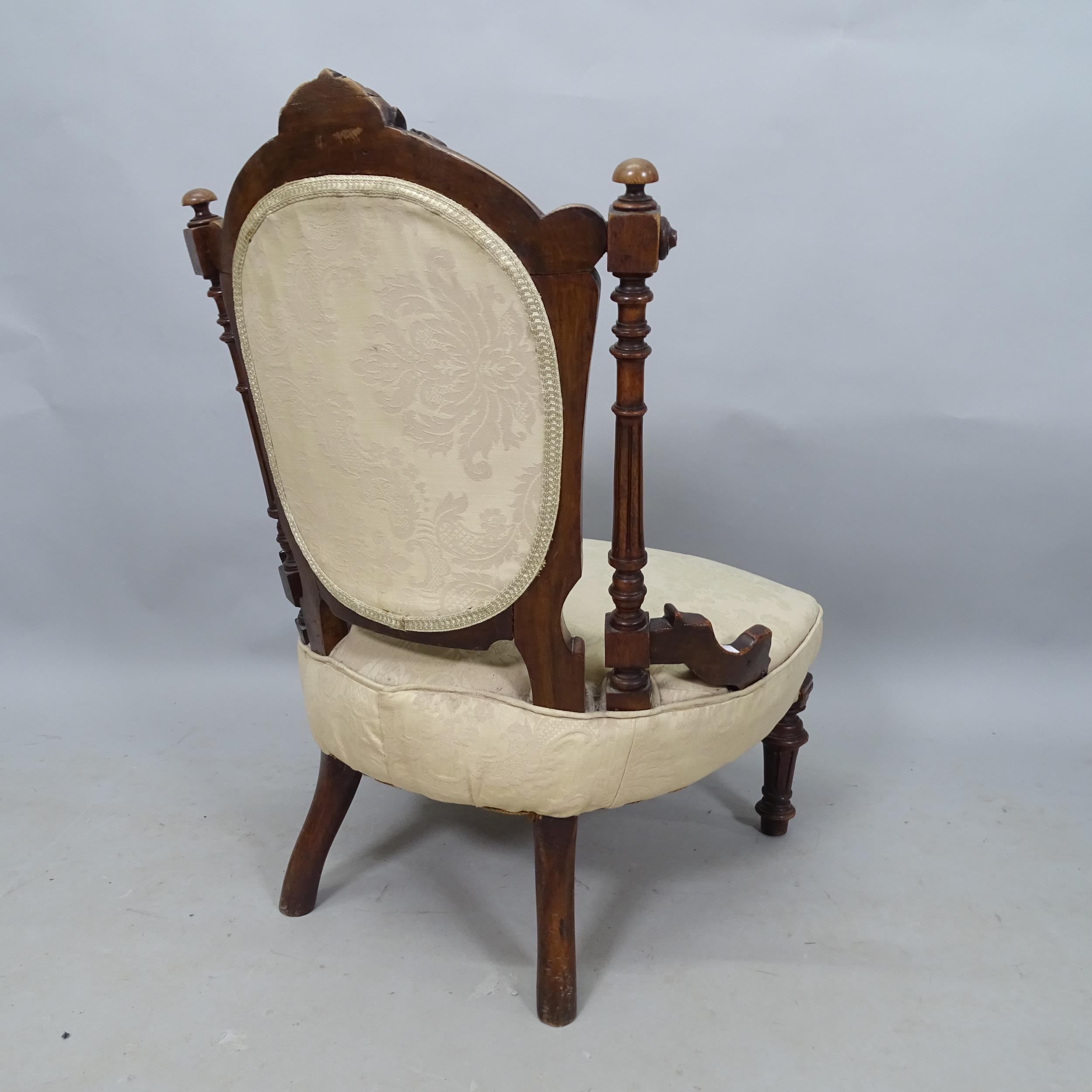 A 19th century mahogany and button-back upholstered nursing chair, with carved decoration - Bild 2 aus 2