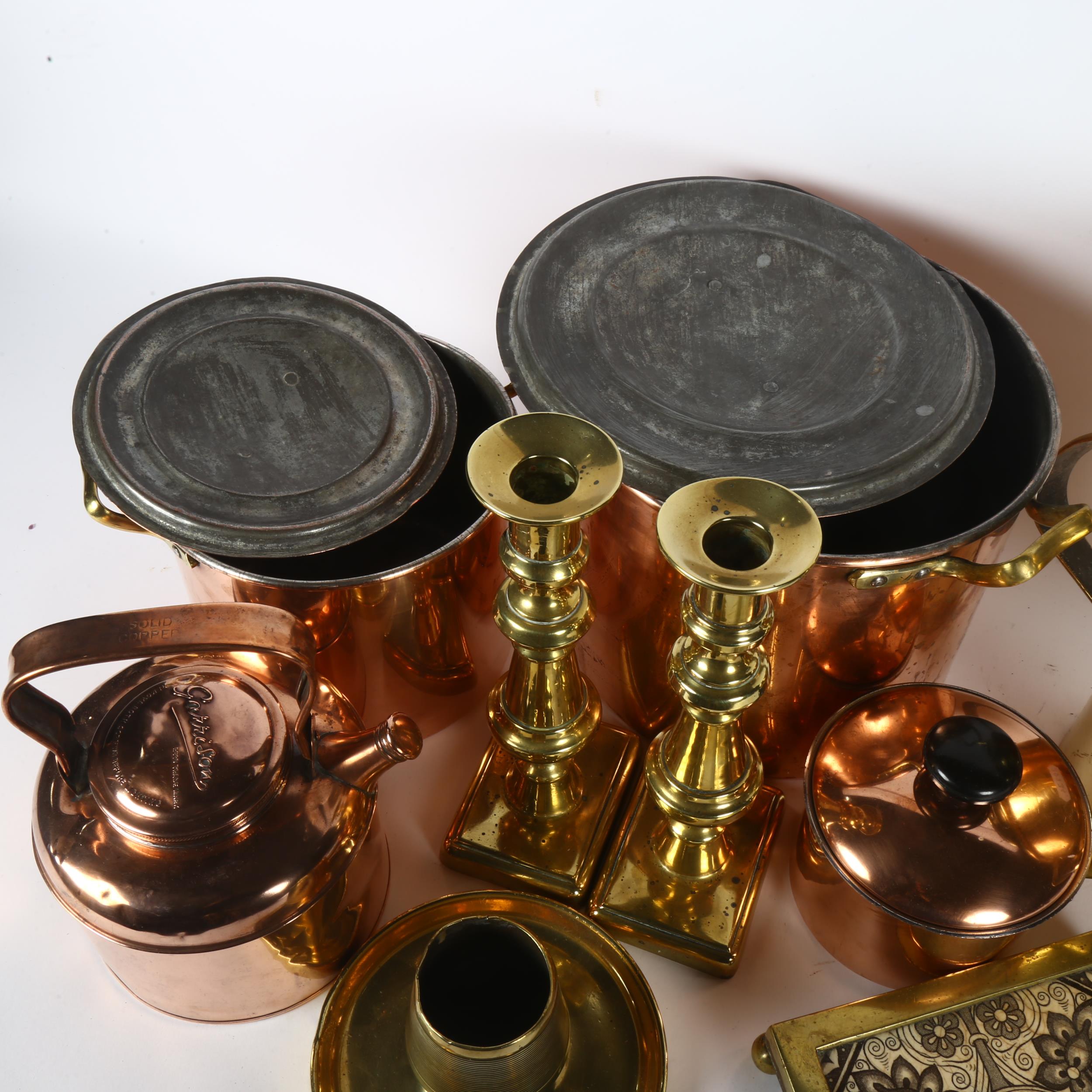 A quantity of brass and copper kitchen utensils, including various boiling pots, teapots, a teapot - Bild 2 aus 2