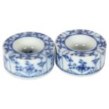 A pair of Chinese design blue and white brush washers of small size, diameter 5cm, height 2.5cm