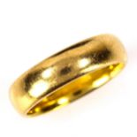 An early 20th century 22ct gold wedding band ring, maker's marks WW Limited, hallmarks London