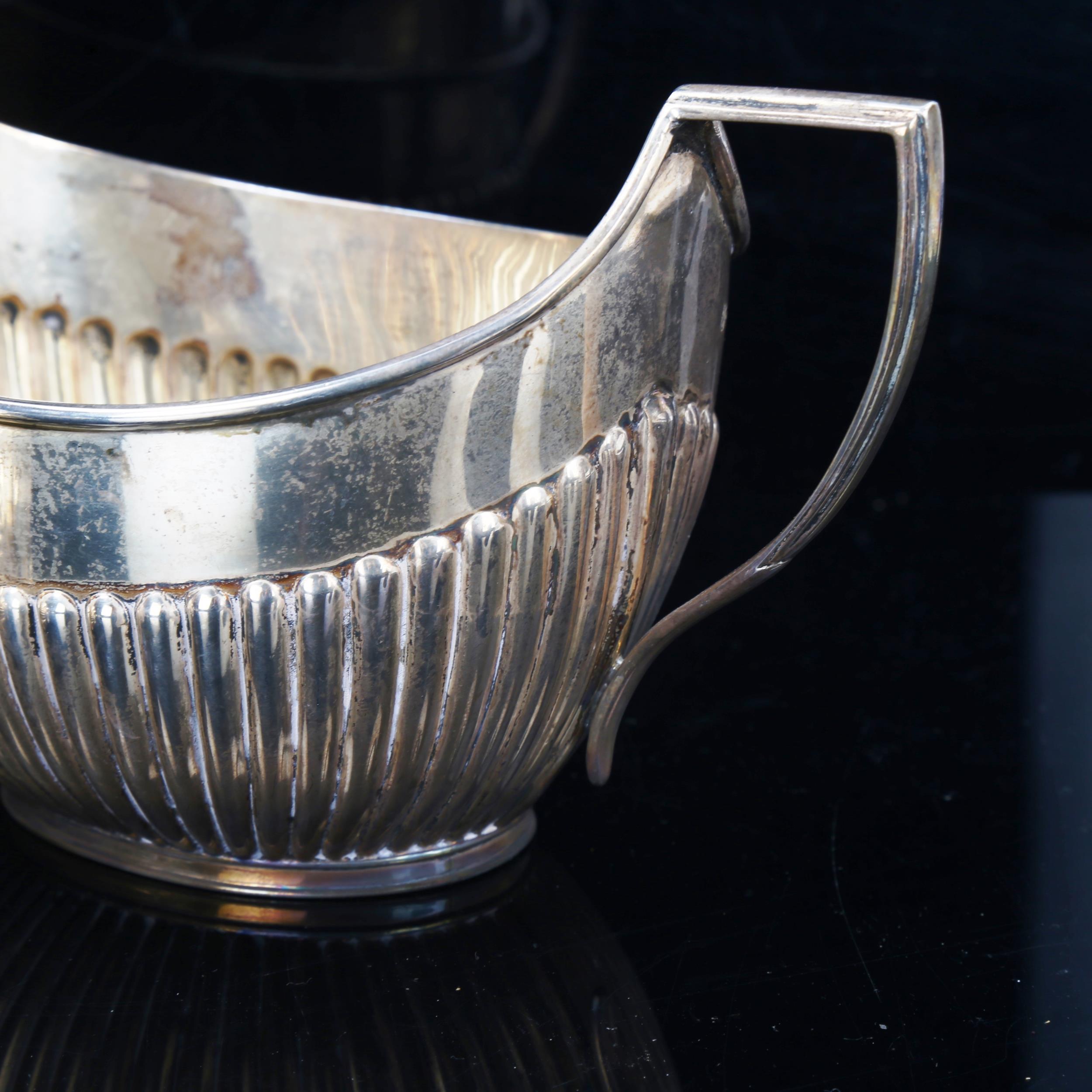 A late Victorian silver 3-piece tea set, comprising teapot, 2-handled sugar bowl and cream jug, oval - Image 4 of 4